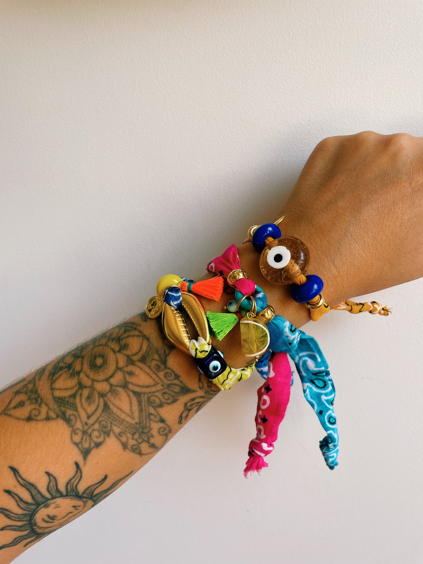 Bracelet Grande coquille dorée en foulard bandana